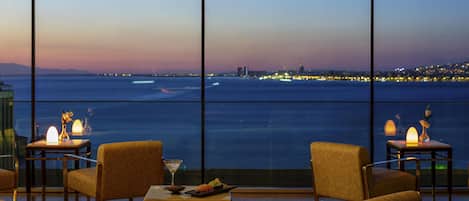 2 bares, bar en la azotea, salón en el lobby