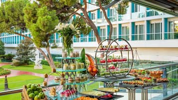 3 restaurants; breakfast, lunch, dinner, and brunch served