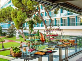 3 restaurants; breakfast, lunch, dinner, and brunch served
