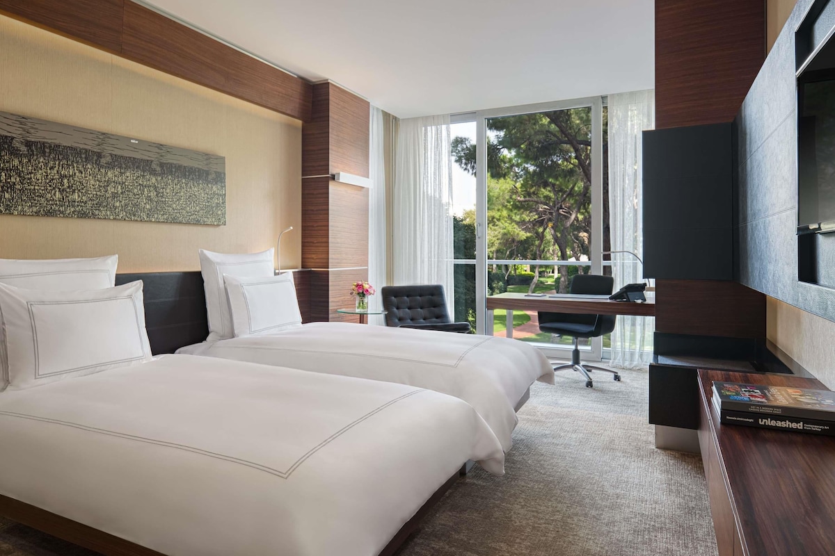 Premium bedding, minibar, in-room safe, desk