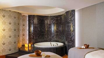 Behandelingskamers voor koppels, een sauna, een bubbelbad, een stoombad
