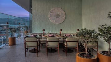 3 restaurantes: opção de café da manhã, almoço e jantar
