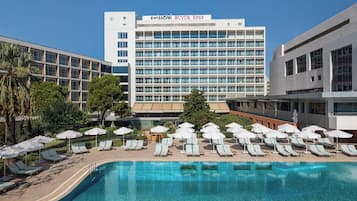 Inomhuspool och en säsongsöppen utomhuspool