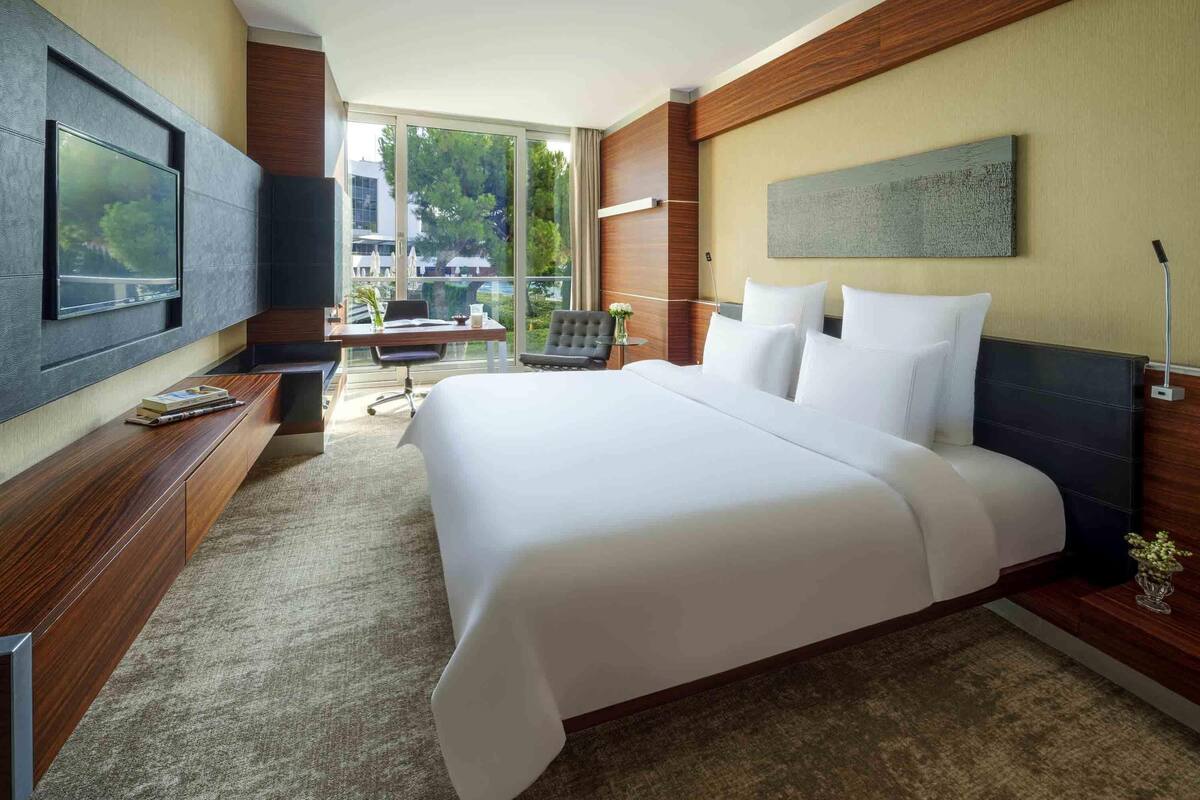 Advantage Room Garden Twin Bed | Ropa de cama de alta calidad, minibar, caja fuerte y escritorio