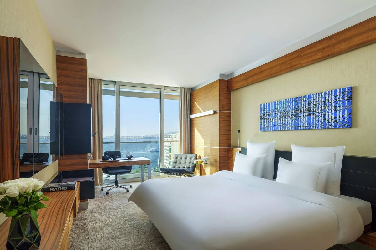 Executive Room Sea View 1 King Bed | Ropa de cama de alta calidad, minibar, caja fuerte y escritorio