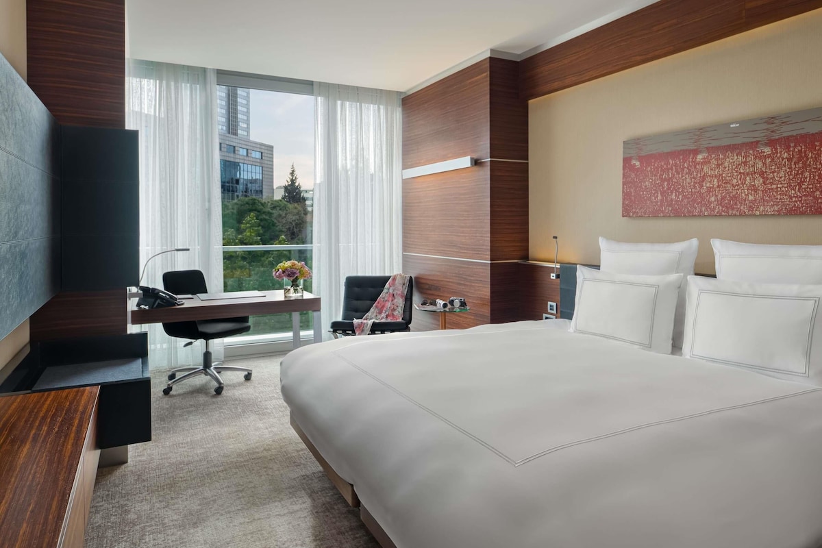 Premium bedding, minibar, in-room safe, desk