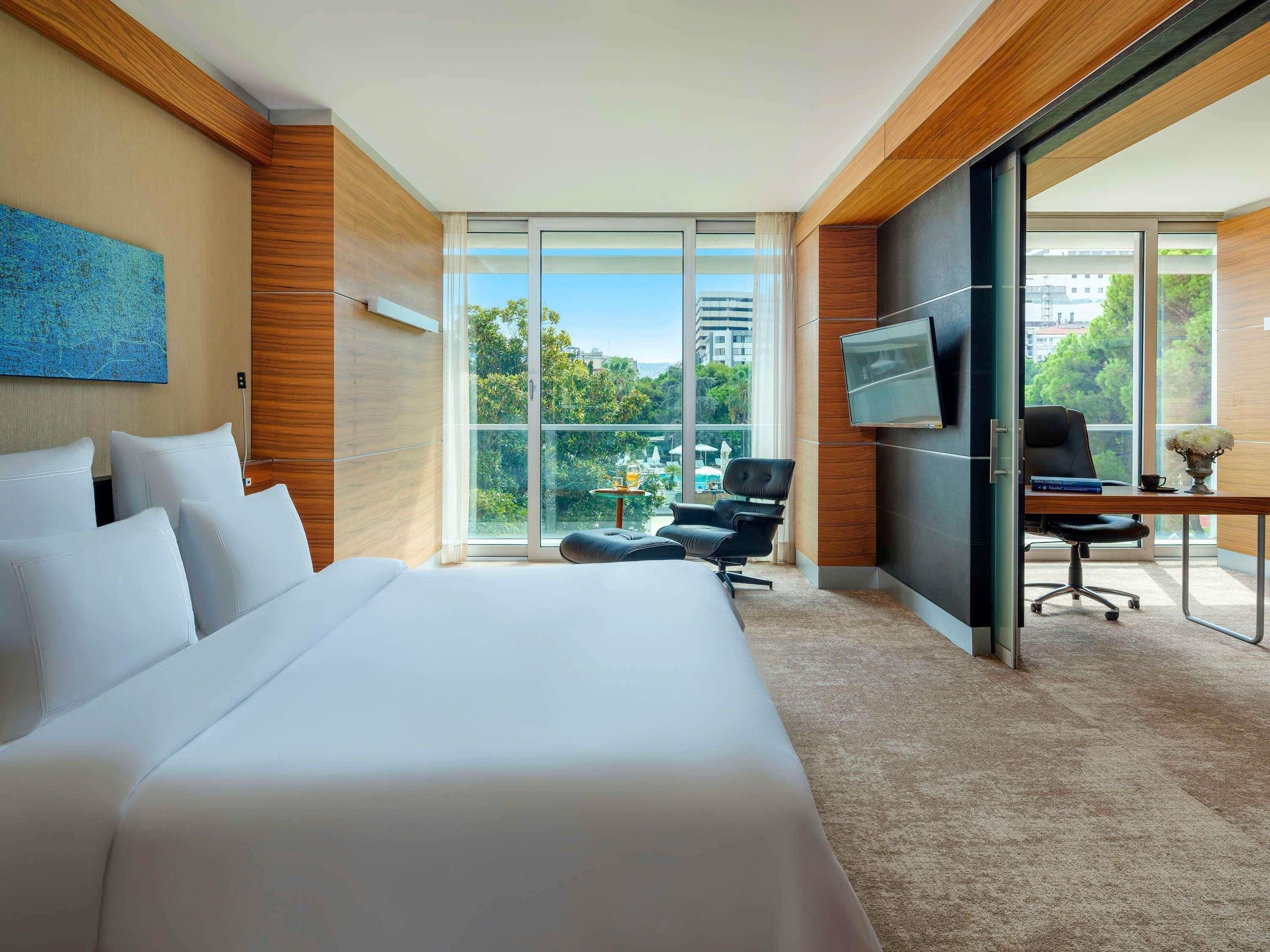 Ropa de cama de alta calidad, minibar, caja fuerte