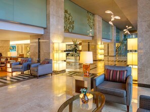 2 quầy bar/khu lounge, bar ở tầng thượng, lounge tại sảnh 