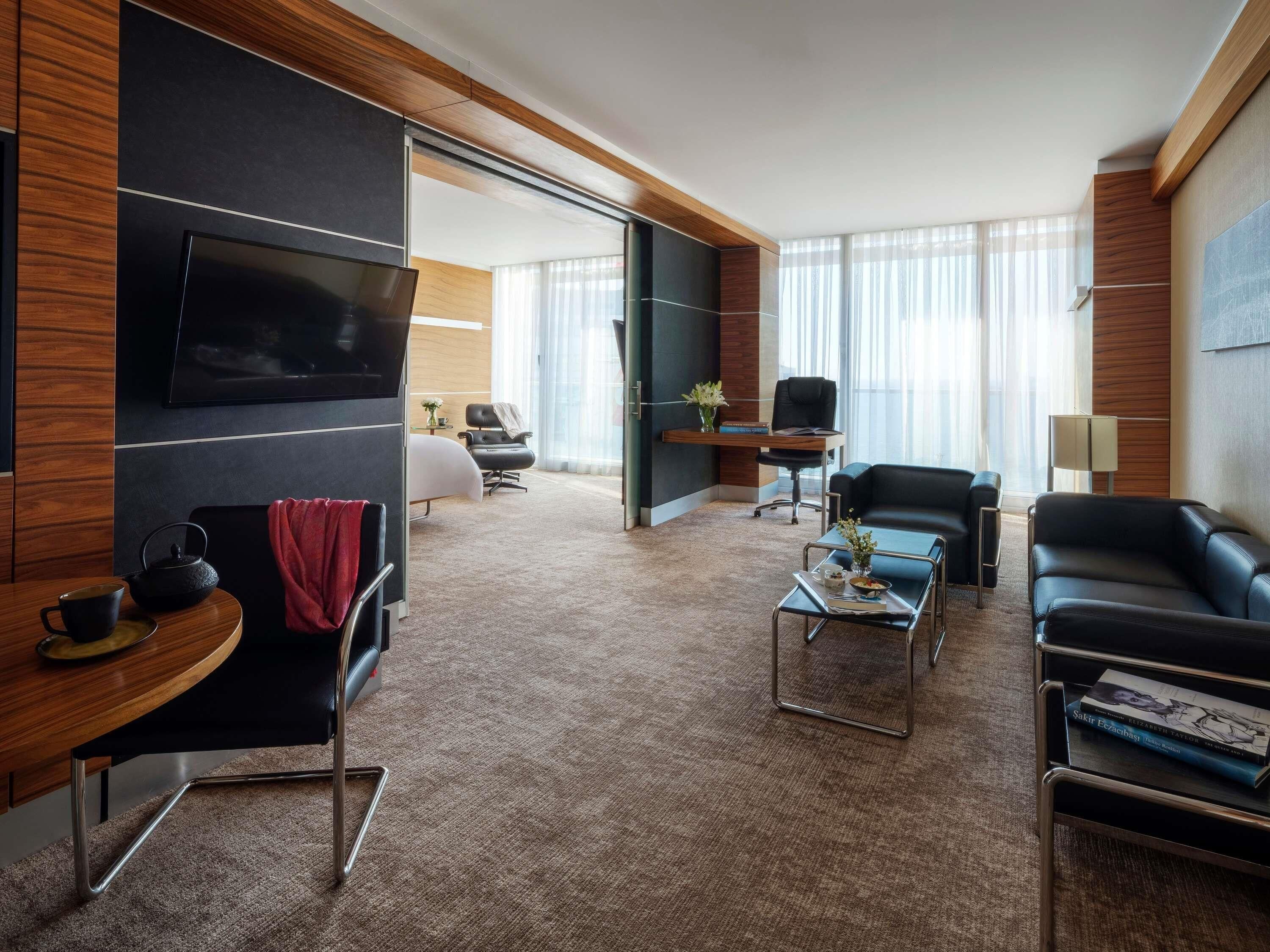 Bộ đồ giường cao cấp, minibar, két bảo mật tại phòng 