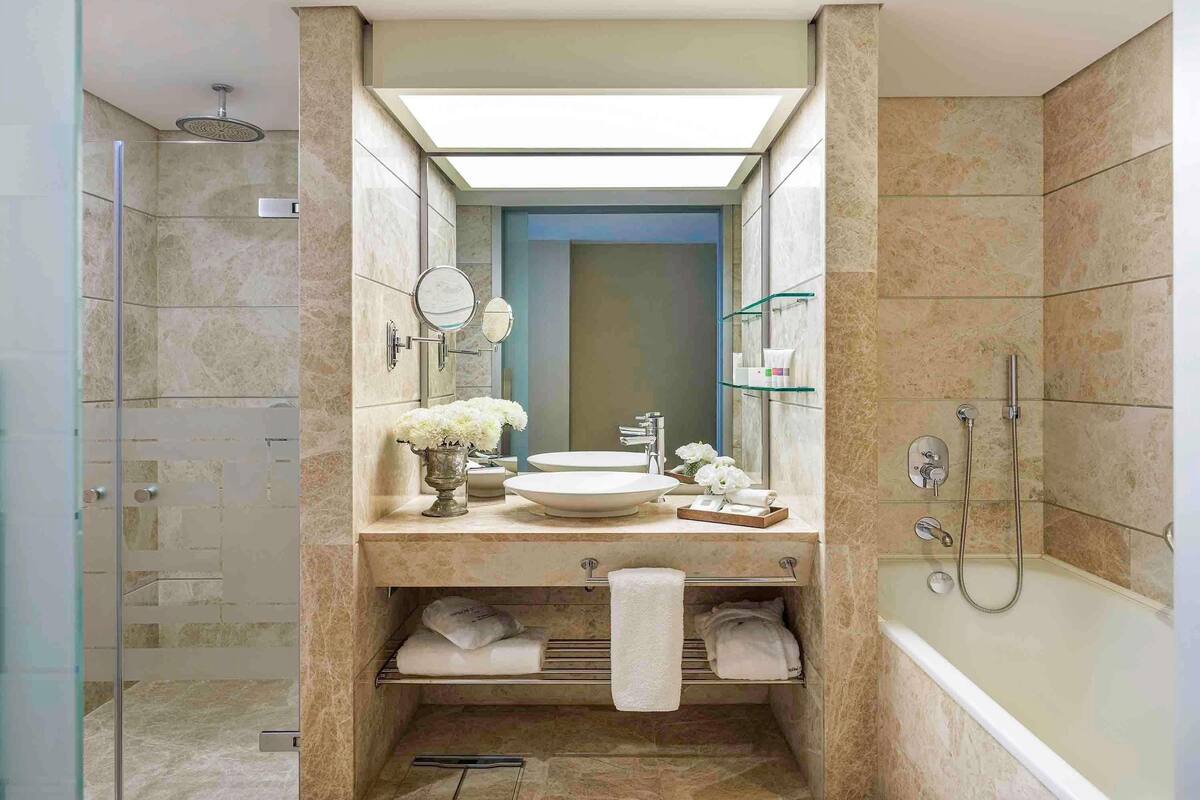 Une salle de bain moderne avec une douche à parois de verre, un meuble-lavabo et un grand miroir.