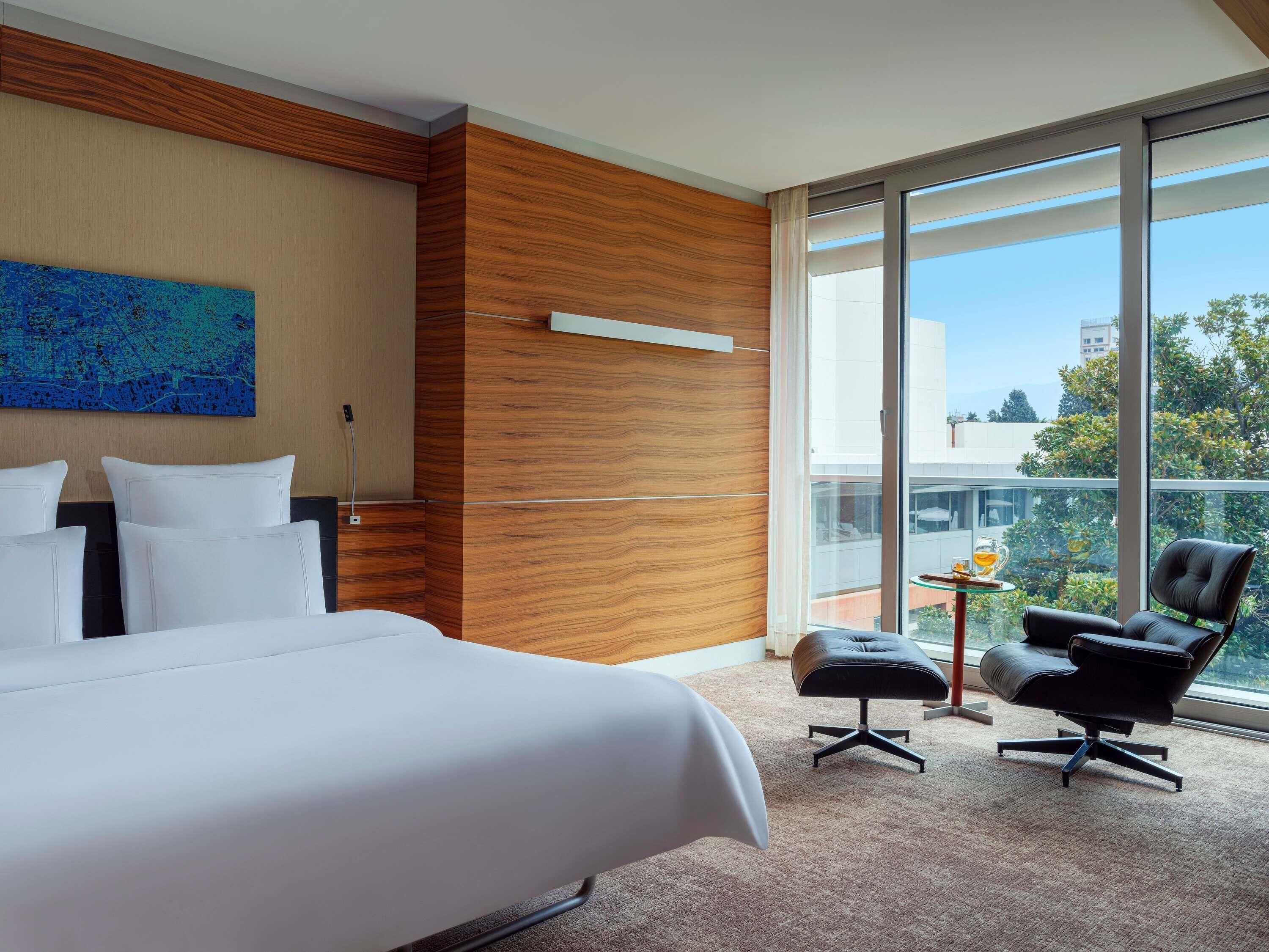 Ropa de cama de alta calidad, minibar, caja fuerte