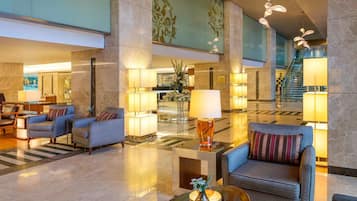 2 bars/lounges, rooftop bar, lobby lounge