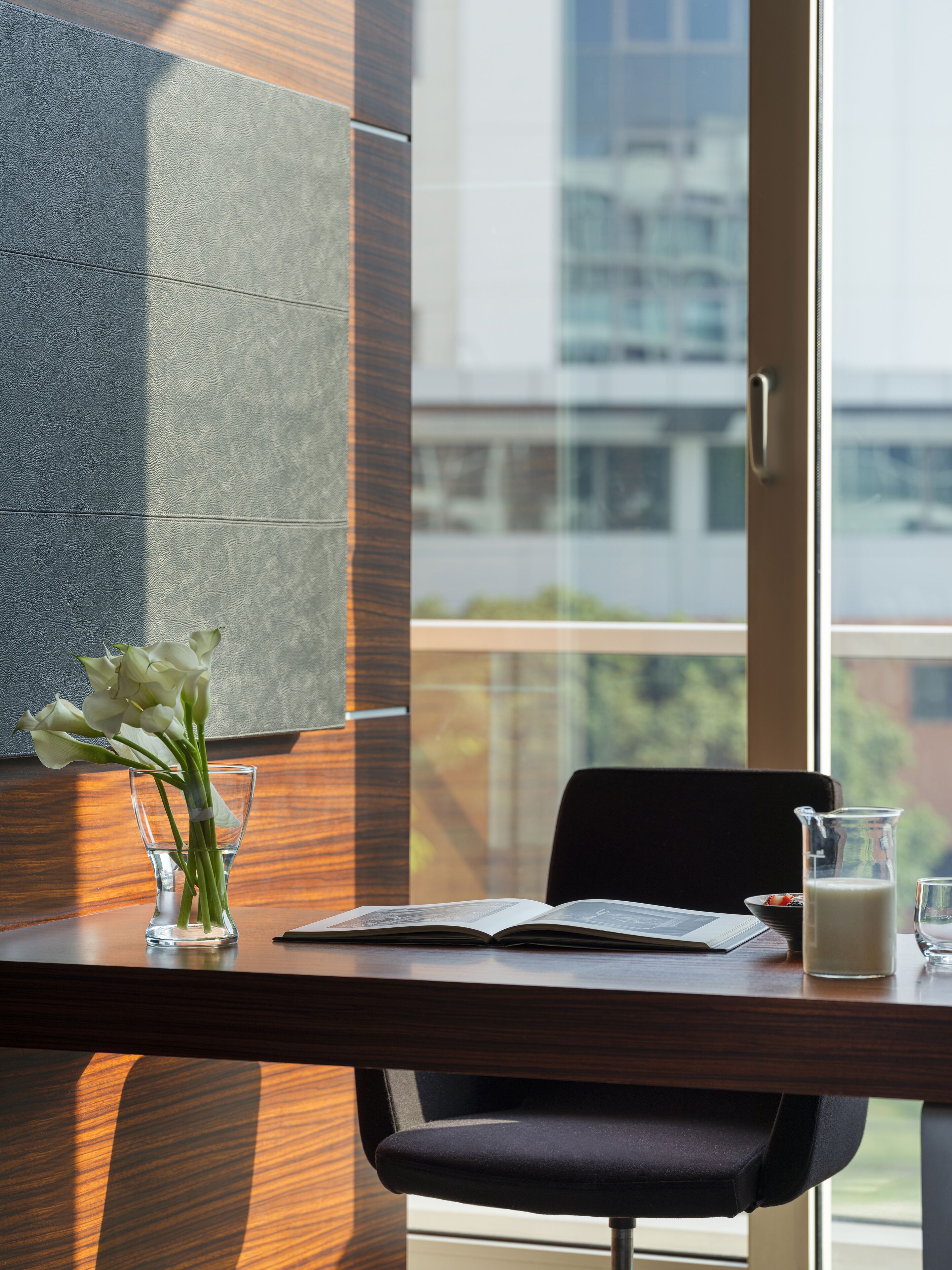 高档床上用品、迷你吧、客房内保险箱、特色装修