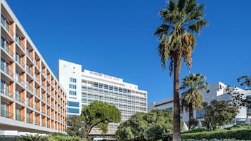 Un hôtel moderne, dont l’imposant bâtiment se distingue par un balcon et une enseigne sur laquelle on peut lire « swissotel BUYUK EFES ».