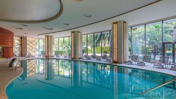 Piscina coperta, piscina stagionale all'aperto