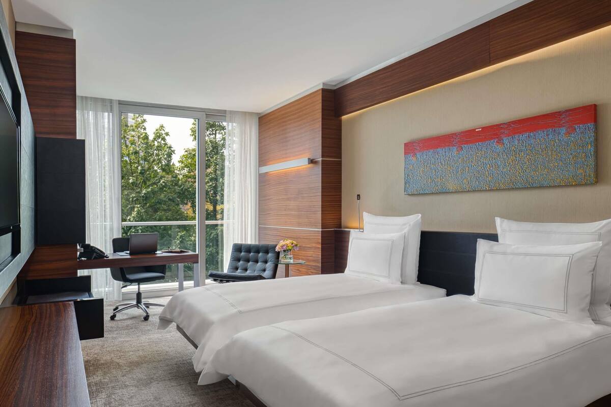 Ropa de cama de alta calidad, minibar, caja fuerte y escritorio