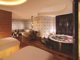 Kaliteli yatak takımı, minibar, odada kasa, ayrı ayrı dekore edilmiş 