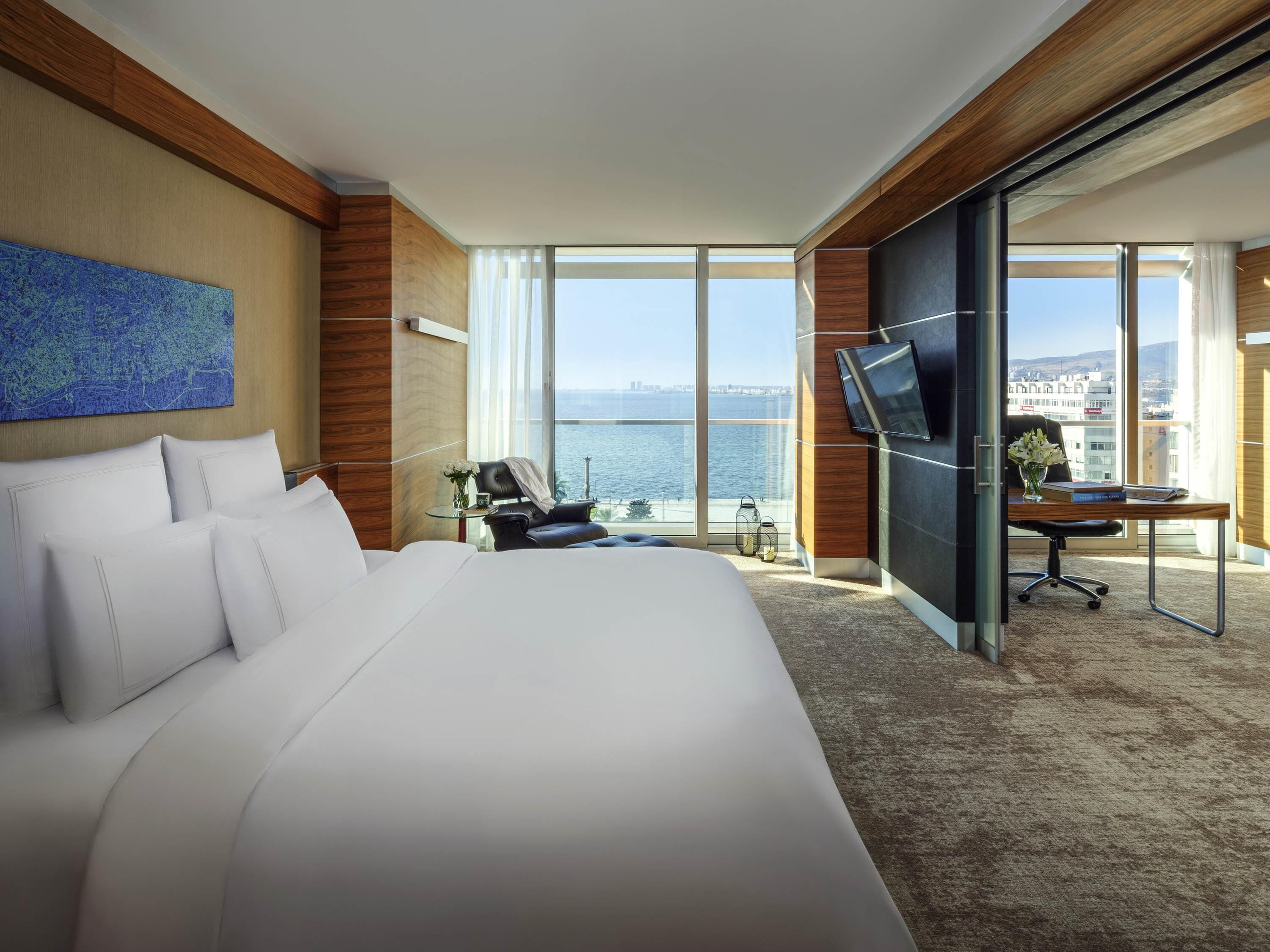 Business Suite Sea View 1 King Bed | Hochwertige Bettwaren, Minibar, Zimmersafe, individuell dekoriert