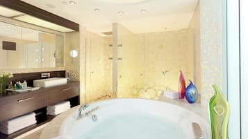 Presidentiële suite, 1 kingsize bed met slaapbank | Badkamer | Milieuvriendelijke toiletartikelen, een haardroger, badjassen