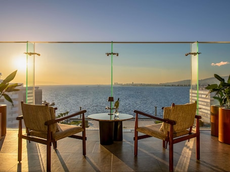 3 restaurants, breakfast, lunch, dinner served; Turkish cuisine. Swissotel Buyuk Efes Izmir