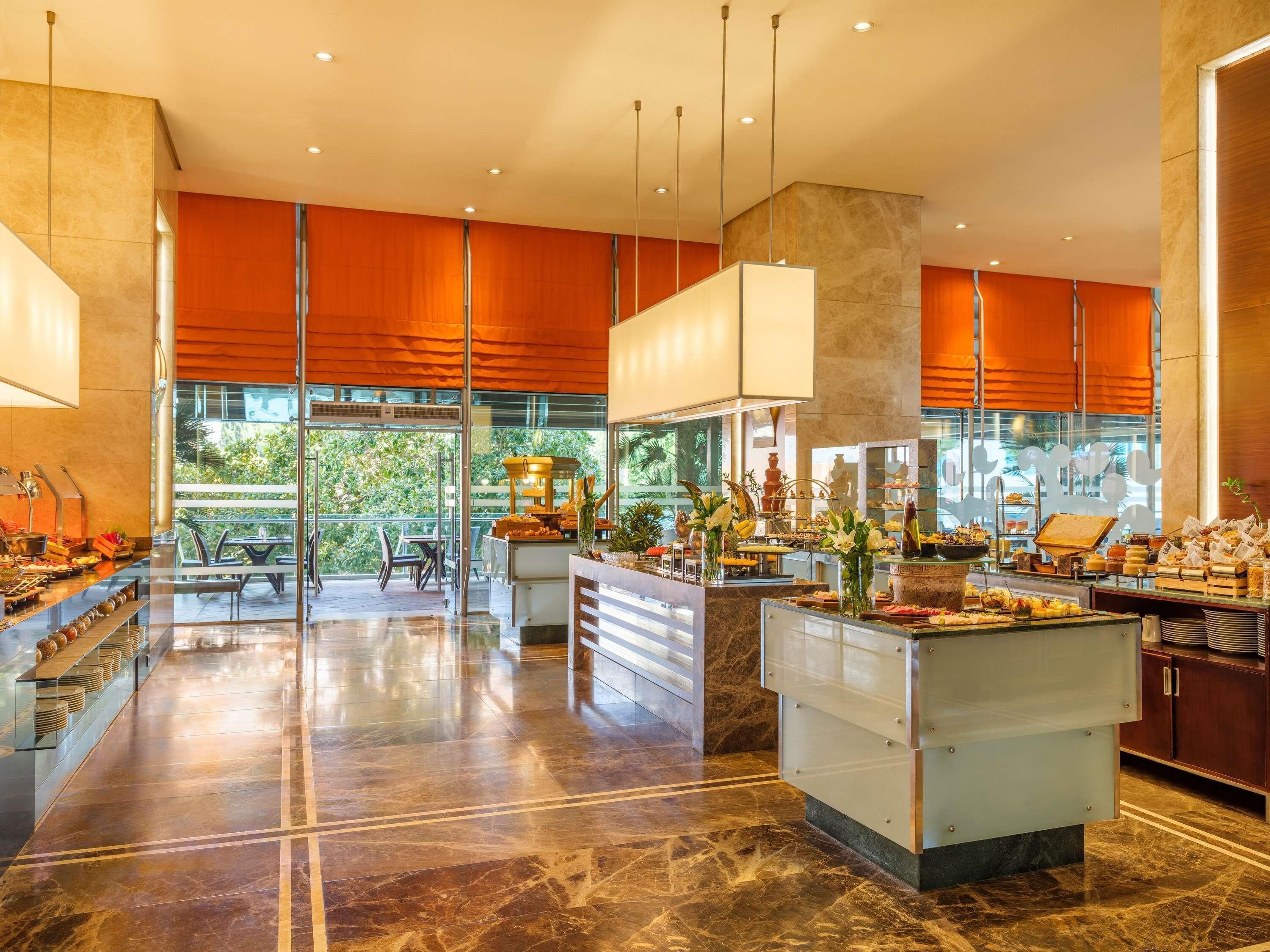 每日供應自助早餐 (每人 EUR20)