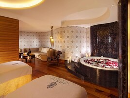 Kaliteli yatak takımı, minibar, odada kasa, ayrı ayrı dekore edilmiş 
