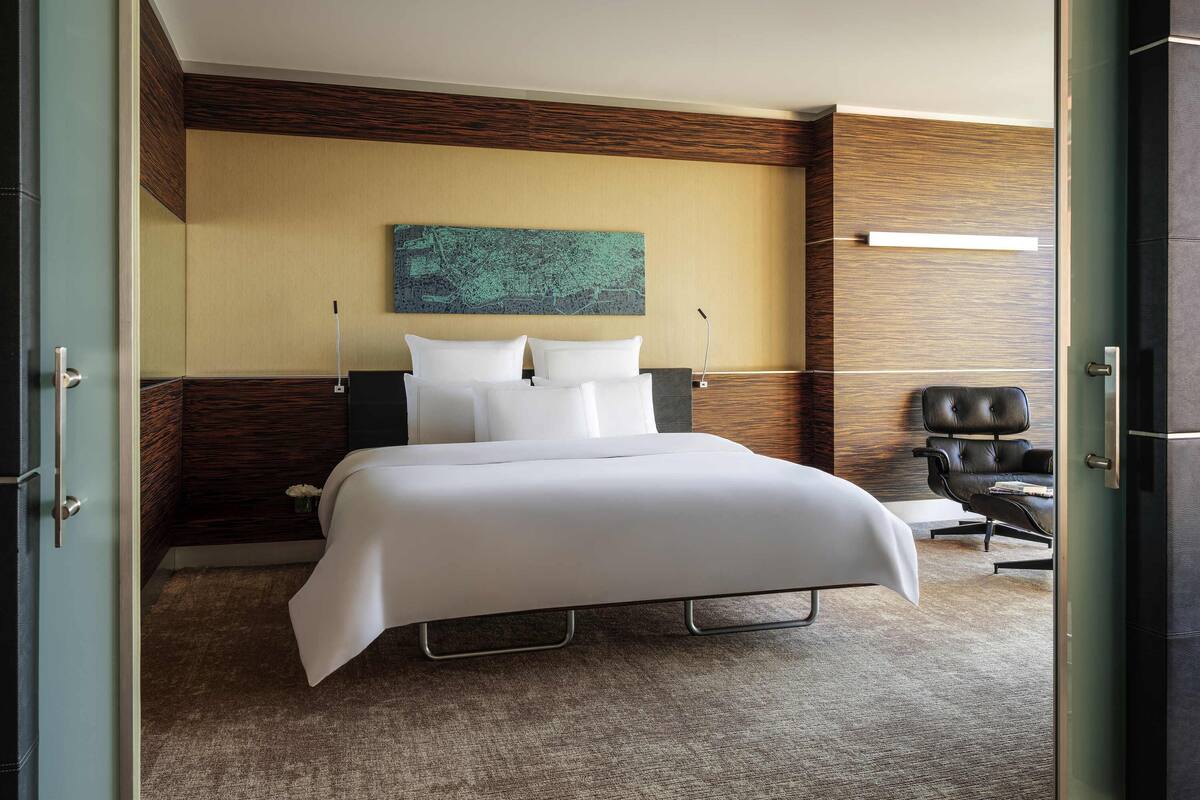 Suite ejecutiva, 1 cama de matrimonio grande | Ropa de cama de alta calidad, minibar, caja fuerte y escritorio