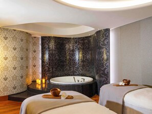 Ruang perawatan pasangan, sauna, hot tub, dan ruang uap