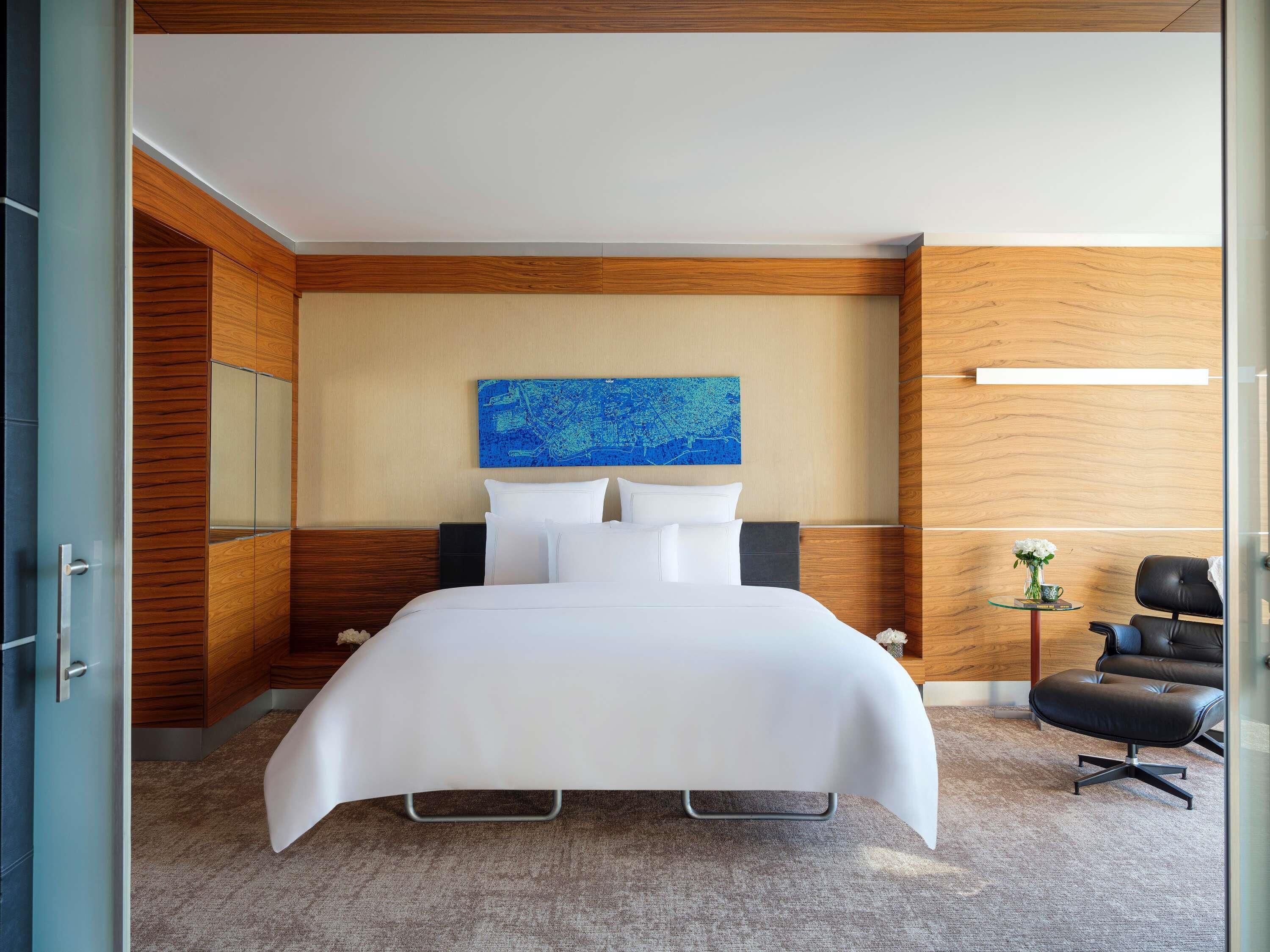 Ropa de cama de alta calidad, minibar, caja fuerte