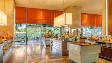 Sarapan prasmanan setiap hari (EUR 20 per orang)