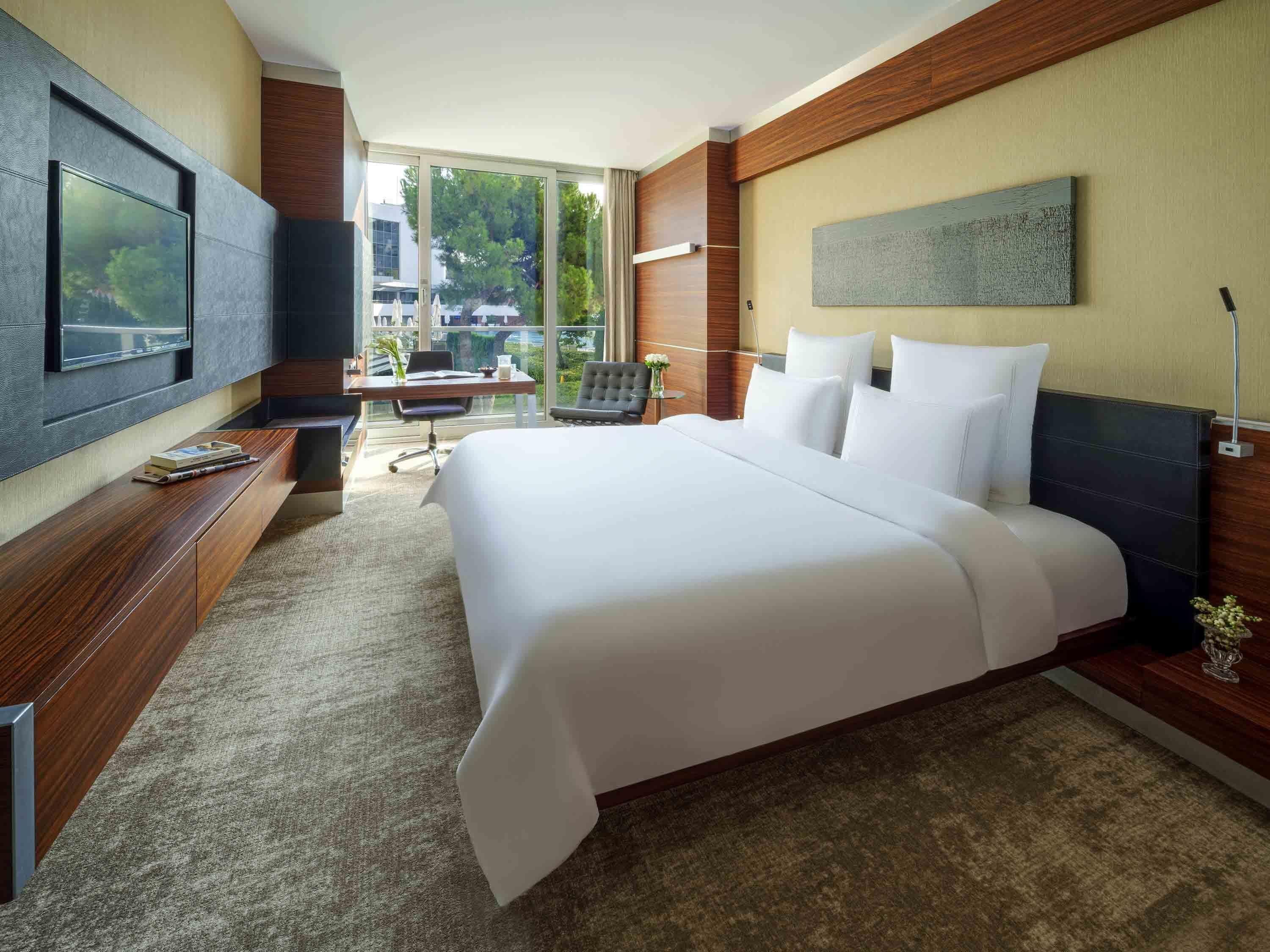 Ropa de cama de alta calidad, minibar, caja fuerte