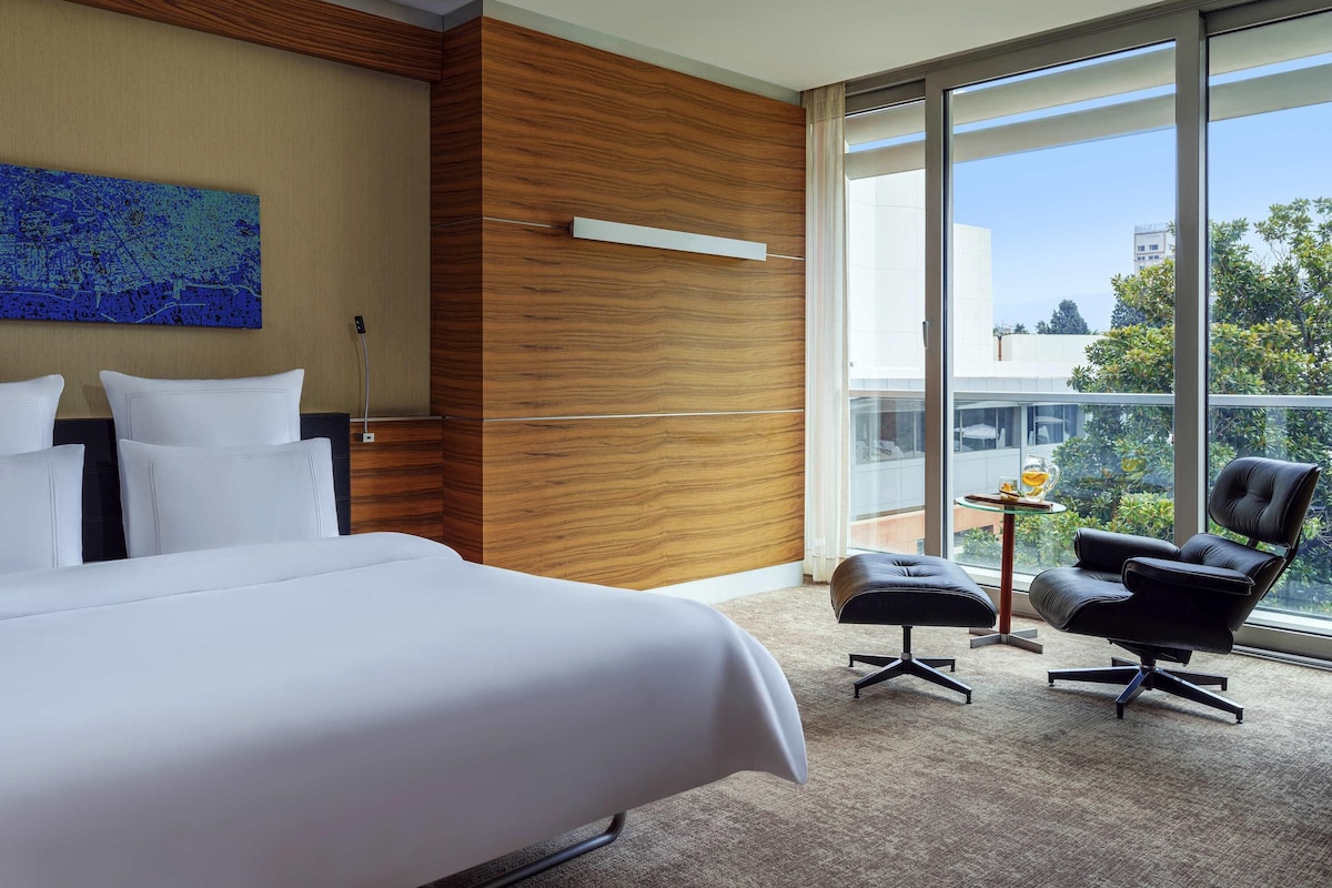 Premium bedding, minibar, in-room safe, desk