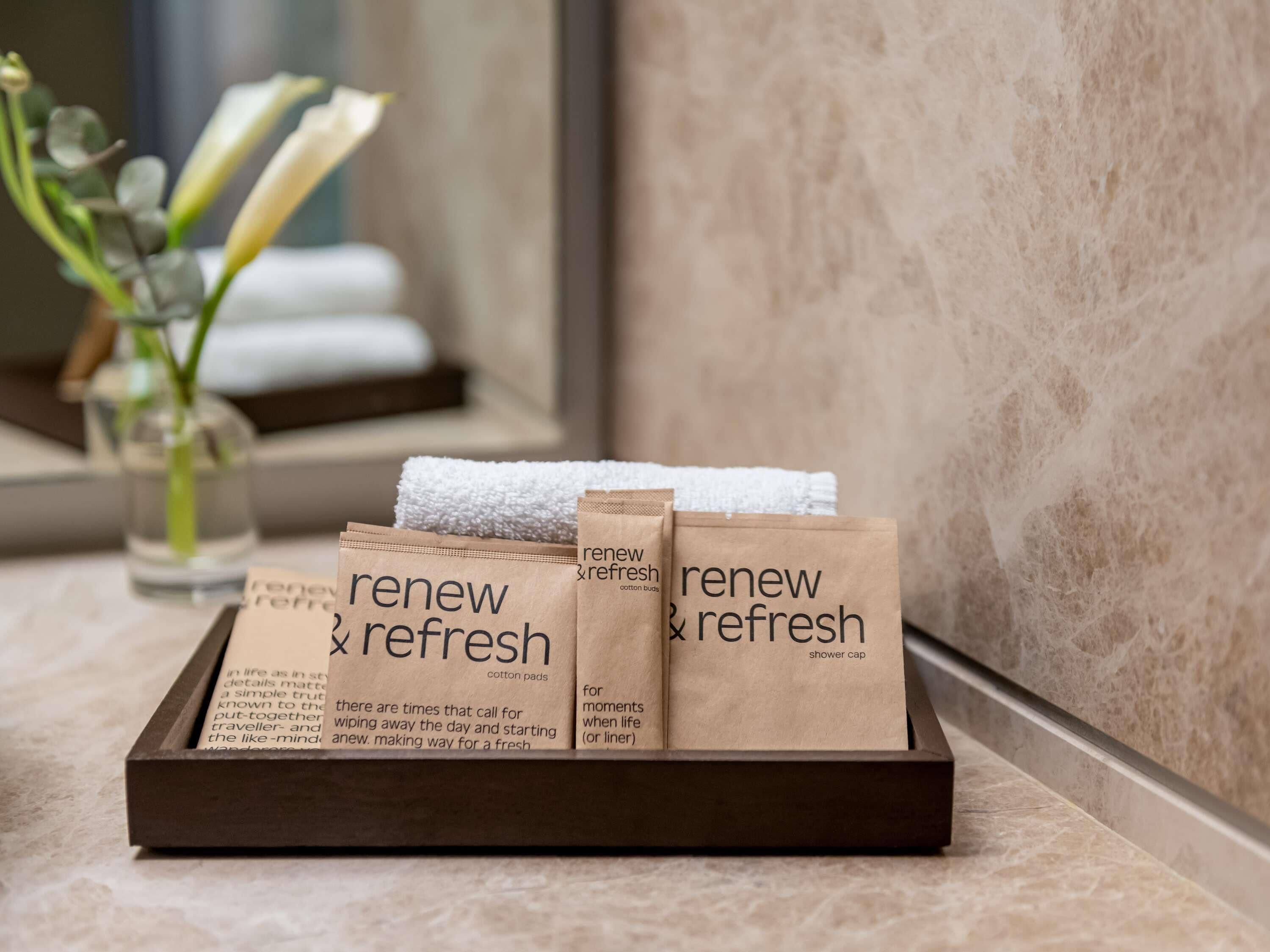 Bộ đồ giường cao cấp, minibar, két bảo mật tại phòng 