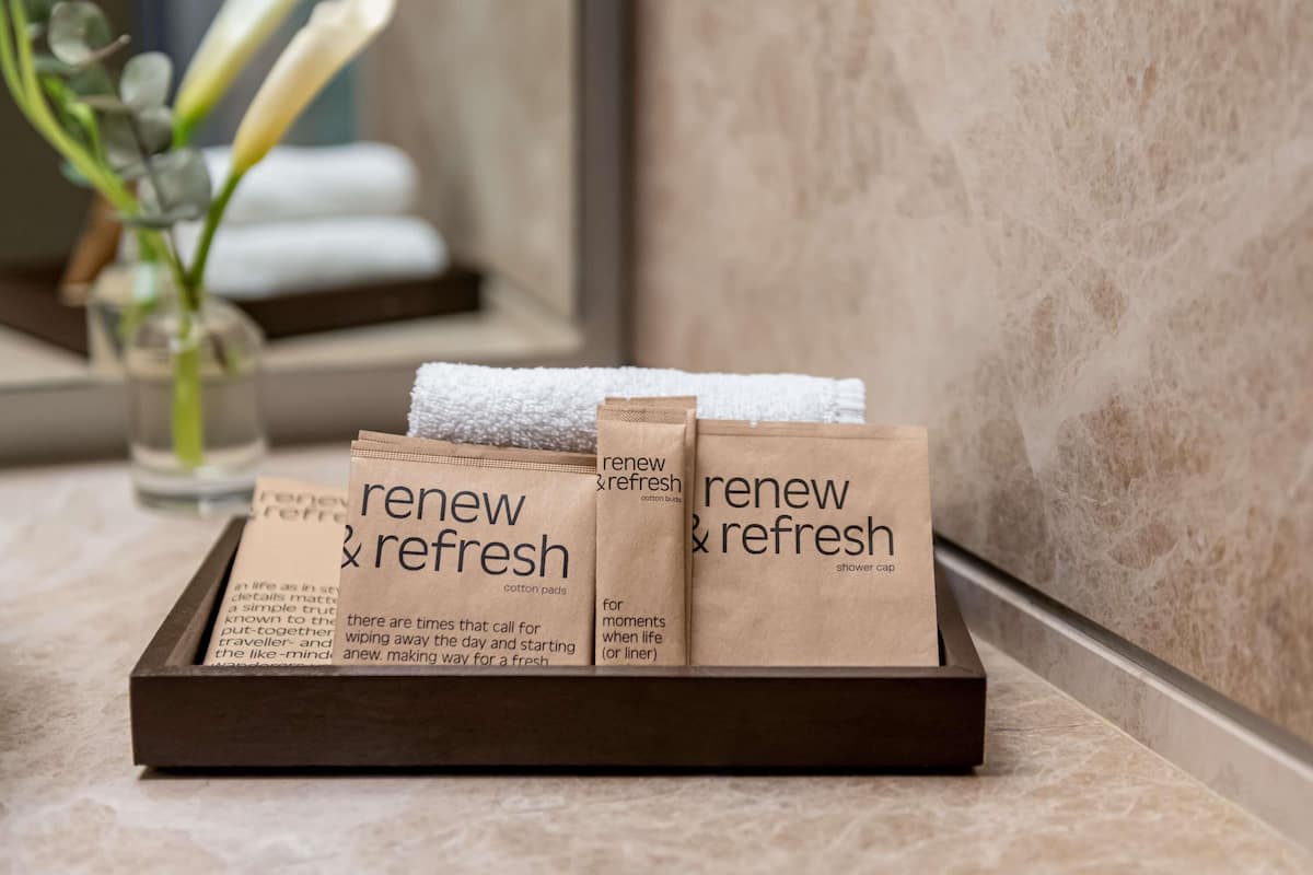 Bộ đồ giường cao cấp, minibar, két bảo mật tại phòng