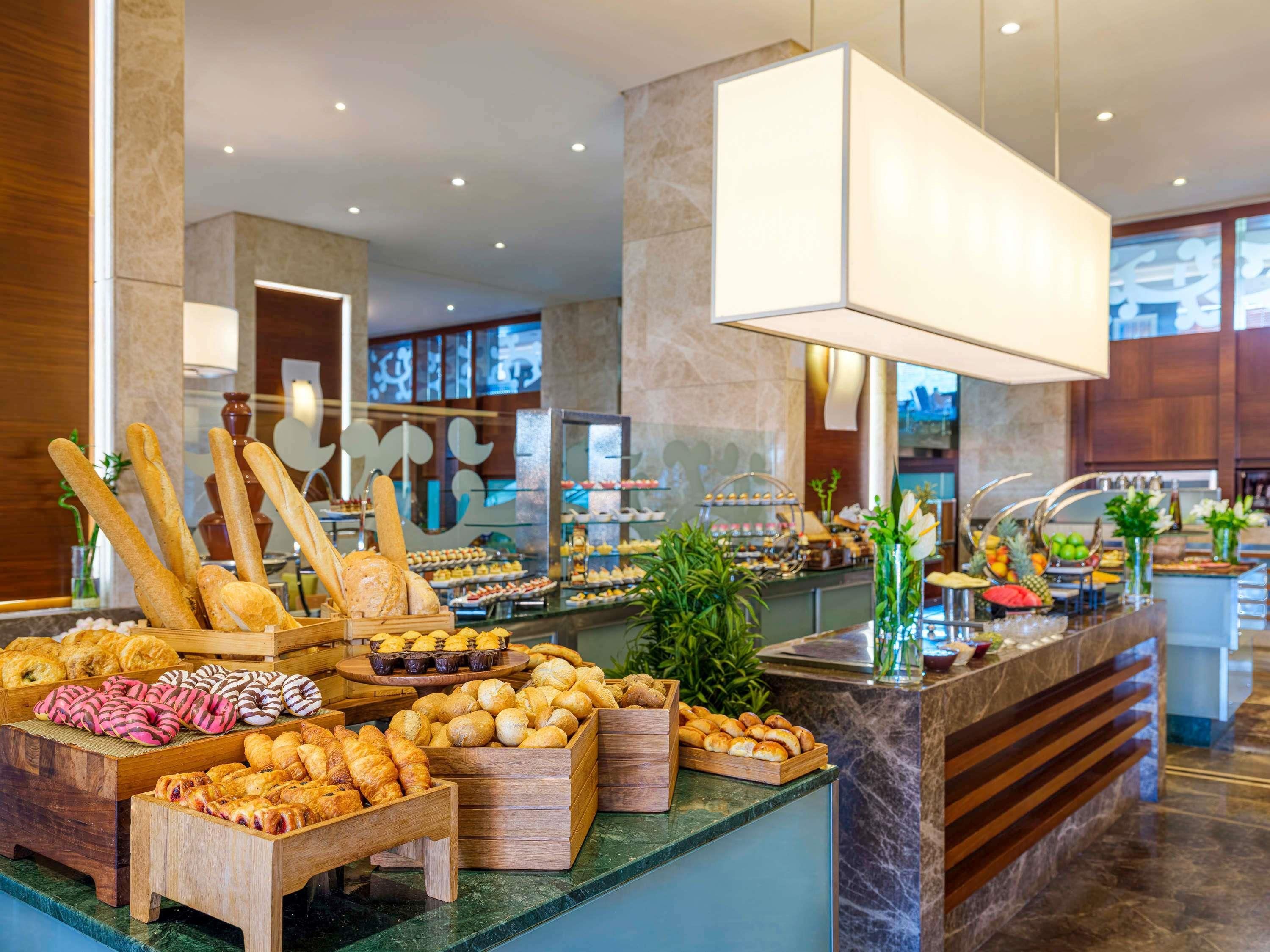 Ein Buffet mit verschiedenen Backwaren und Gebäck.