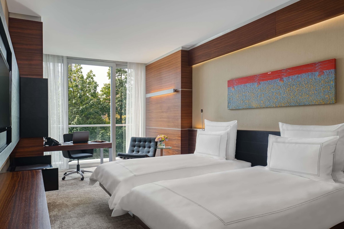 Premium bedding, minibar, in-room safe, desk