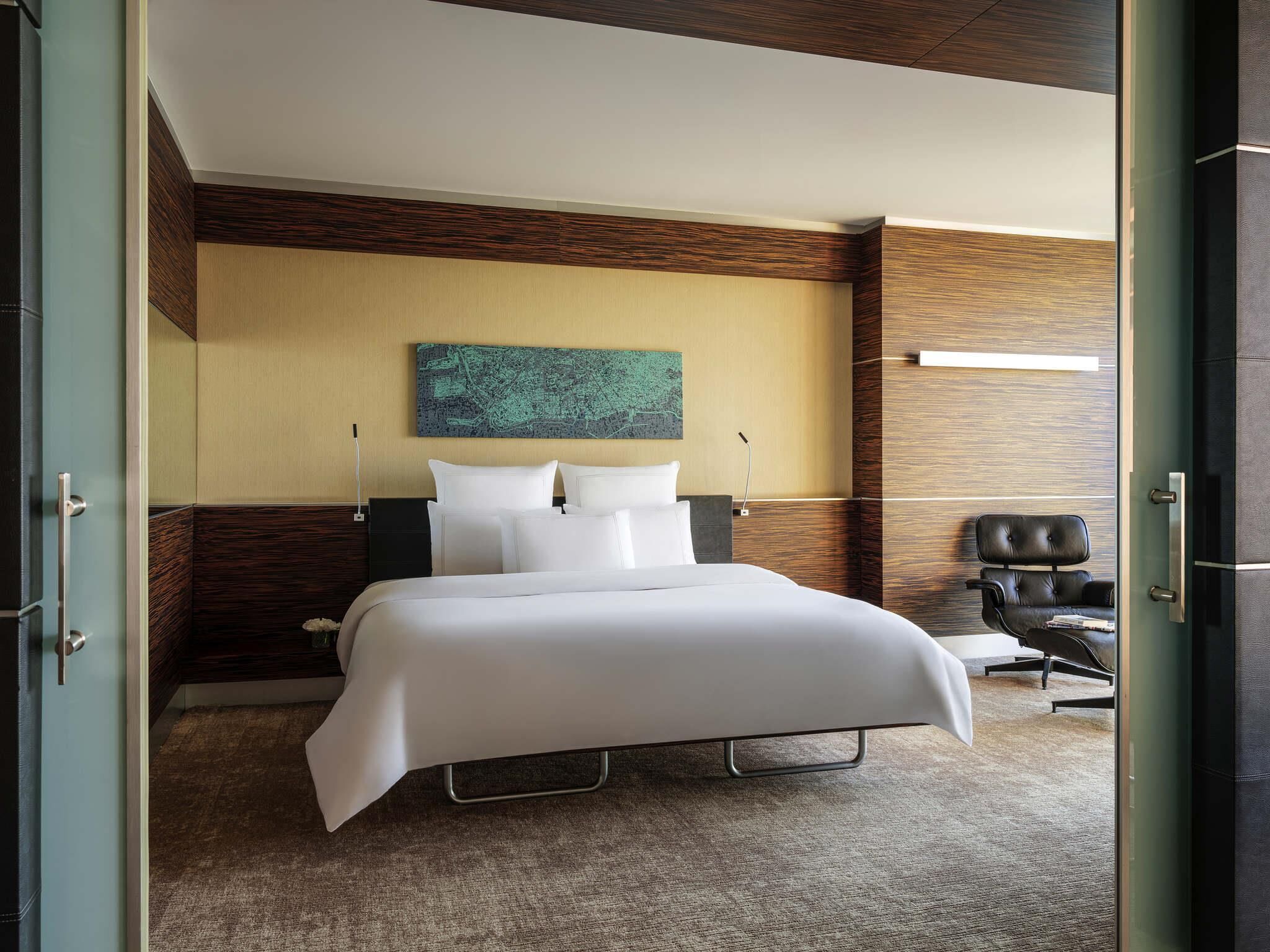 Suite ejecutiva, 1 cama de matrimonio grande | Ropa de cama de alta calidad, minibar, caja fuerte