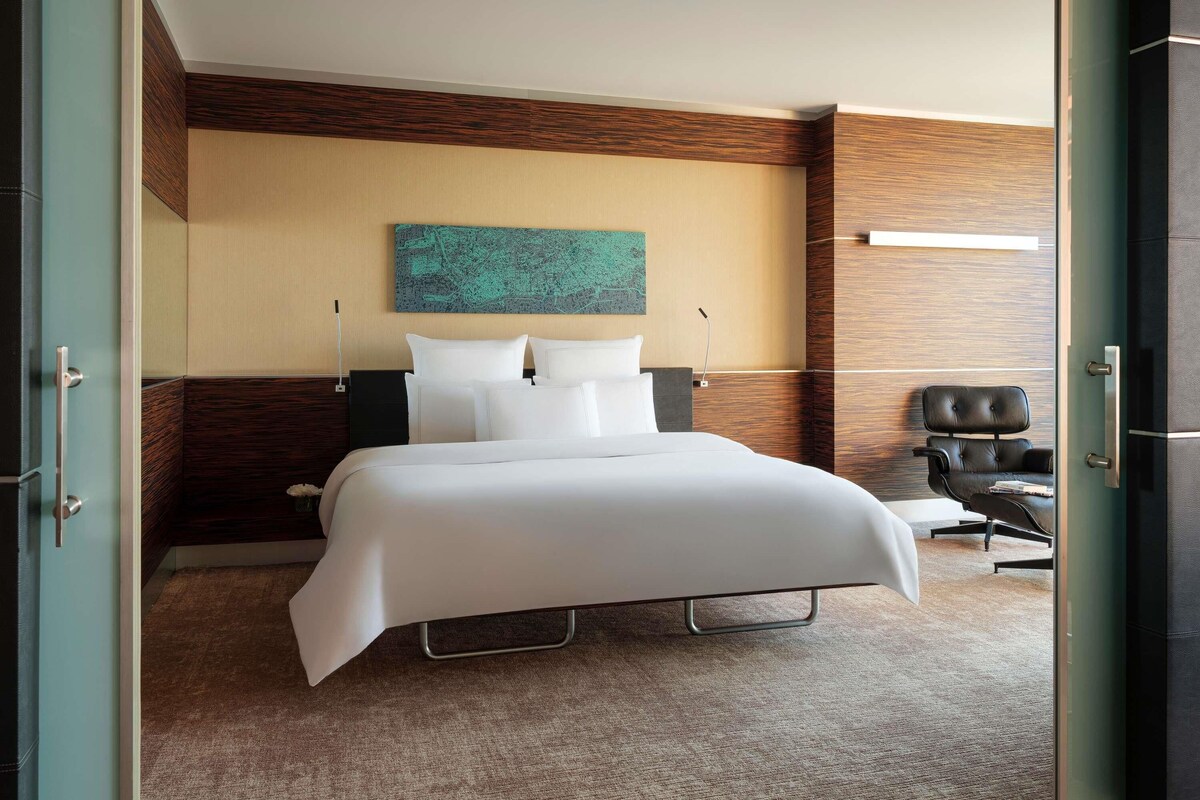 Executive suite, 1 kingsize bed | Luxe beddengoed, een minibar, een kluis op de kamer, een bureau