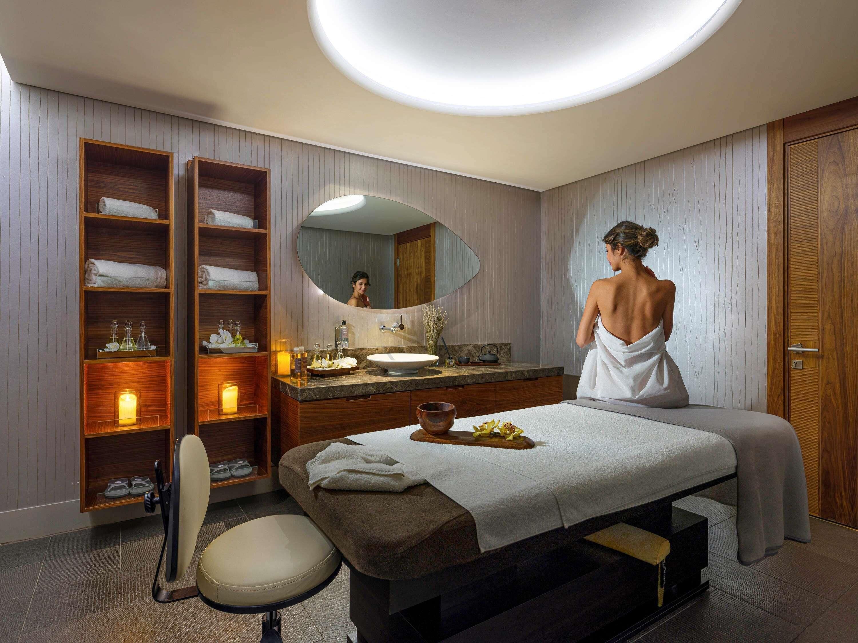 Couples treatment room(s), sauna, hot tub, steam room