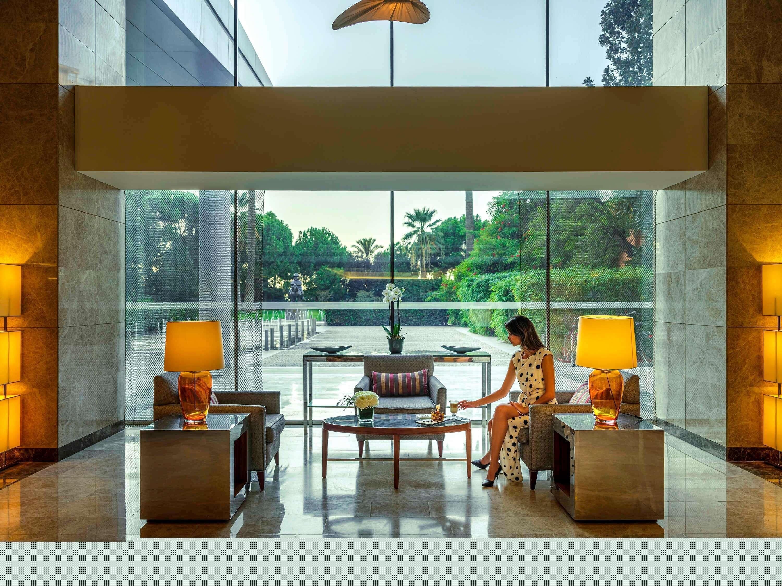 2 bars/lounges, rooftop bar, lobby lounge