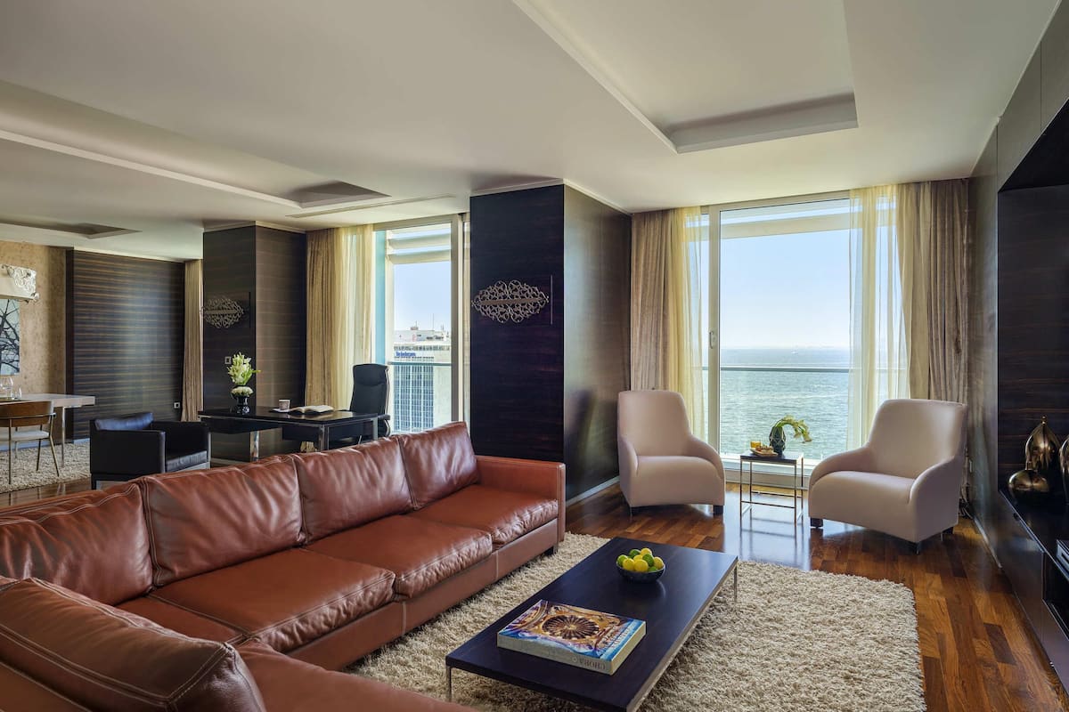 Suite Presidenziale, 1 letto king con divano letto | Biancheria da letto di alta qualità, minibar, una cassaforte in camera
