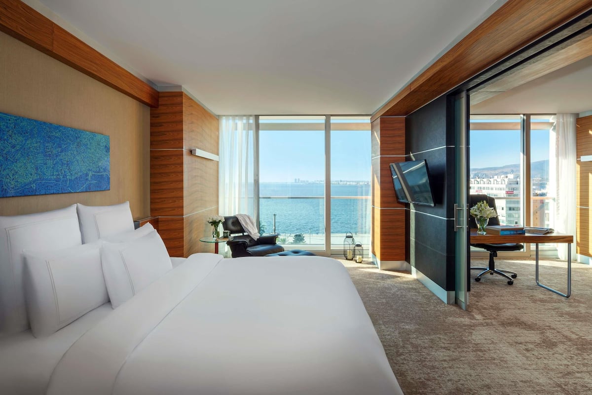 Business Suite Sea View 1 King Bed | 1 間臥室、高級寢具、迷你吧、客房內保險箱