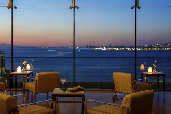2 bars/lounges, rooftop bar, lobby lounge
