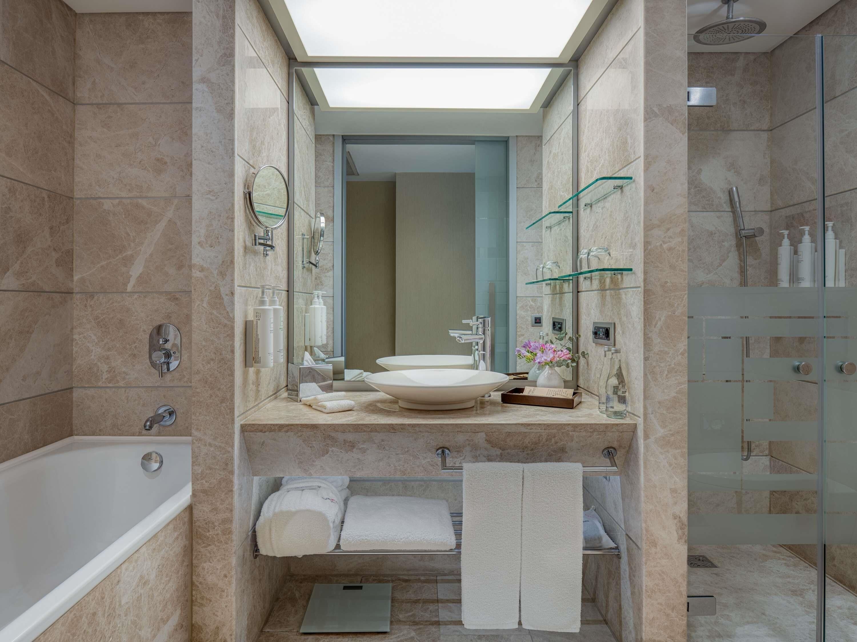 Bộ đồ giường cao cấp, minibar, két bảo mật tại phòng 