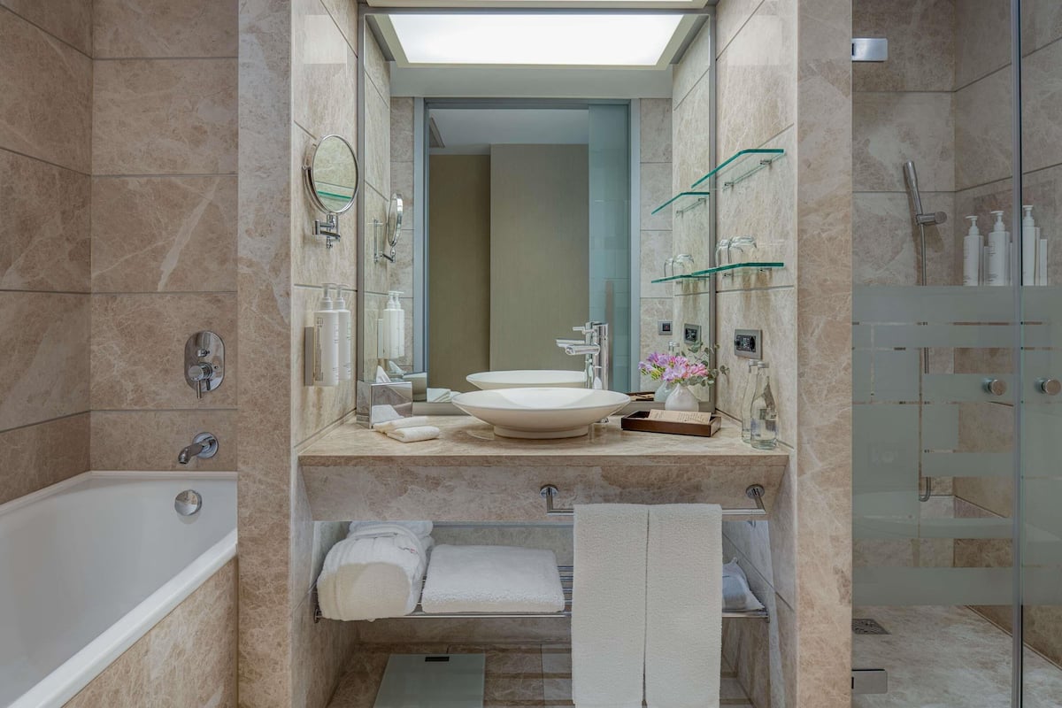 Bộ đồ giường cao cấp, minibar, két bảo mật tại phòng