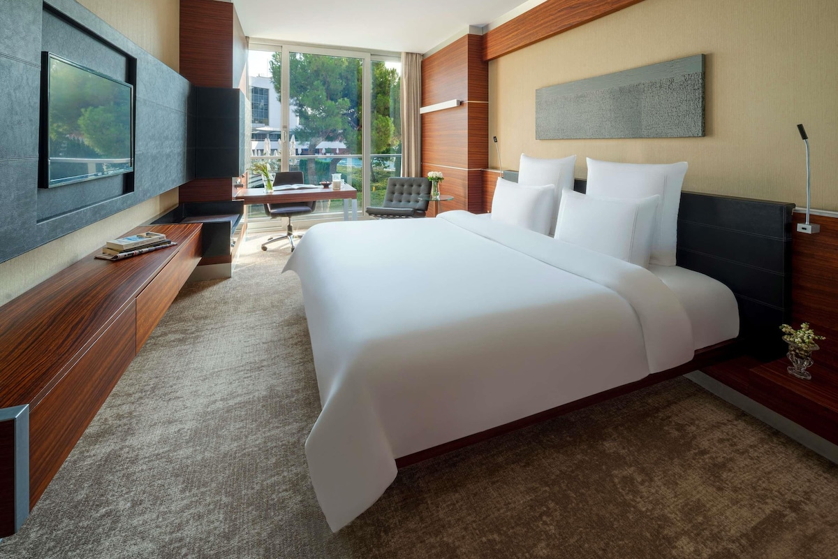Premium bedding, minibar, in-room safe, desk