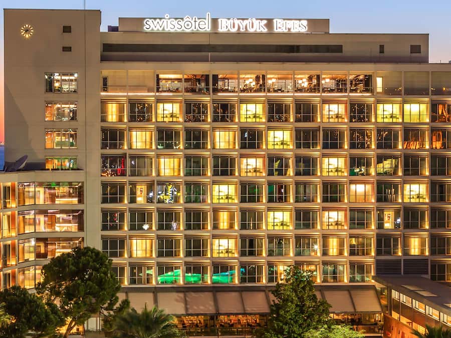 Sisäuima-allas, kauden mukainen ulkouima-allas