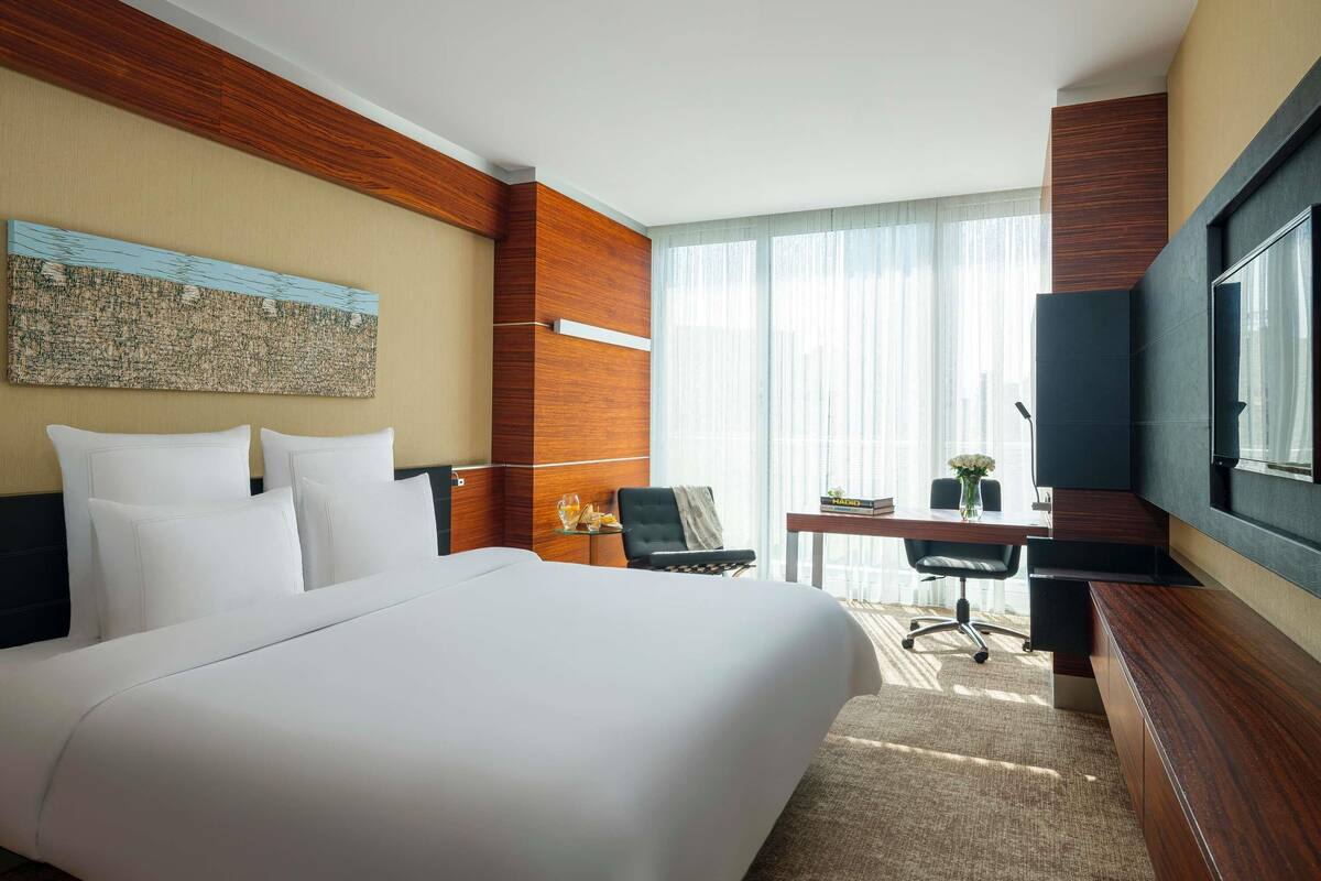 Hochwertige Bettwaren, Minibar, Zimmersafe, Schreibtisch