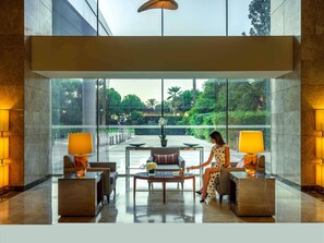 2 bares o lounges, bar en la azotea, lounge en el lobby 