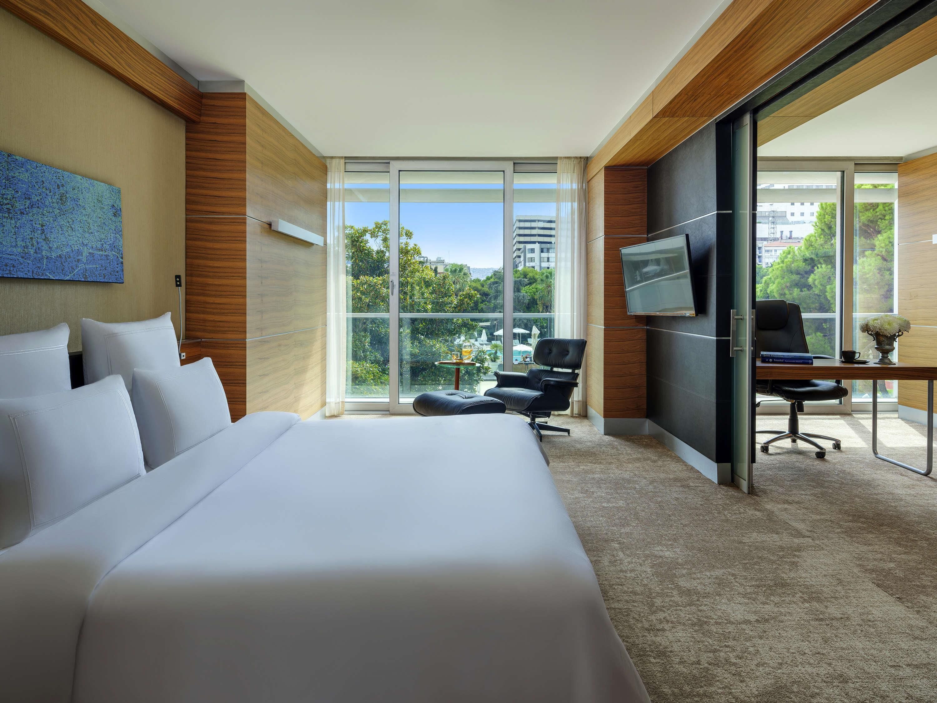 Ropa de cama de alta calidad, minibar, caja fuerte